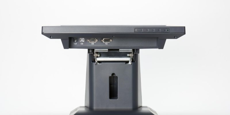 显示器漏光检测示意图，纯黑背景下显示器左下角和右下角出现明显亮斑，暗室环境下拍摄，漏光面积约占屏幕边缘5%