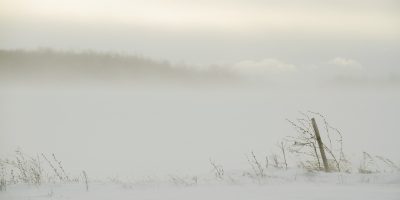 漏光检测示意图，显示器边角在纯黑背景下出现轻微亮斑，用于判断IPS屏幕背光均匀性